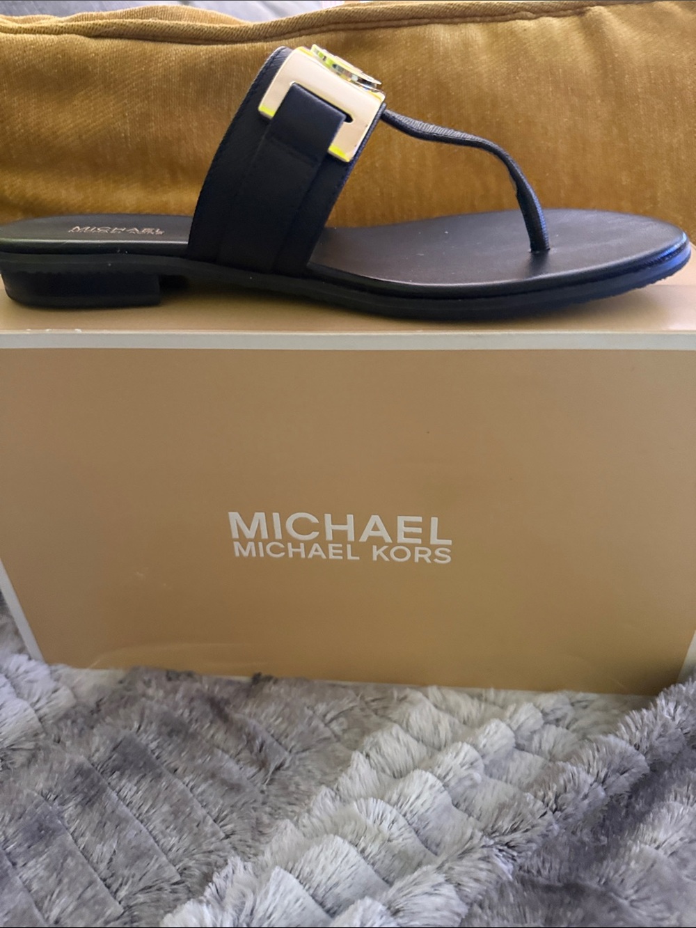 Michael Kors Black Warren Thong Leather Sandals - Picture 4 of 5
